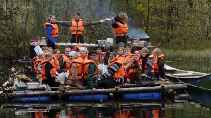 Billede af folk på tømmerflåde